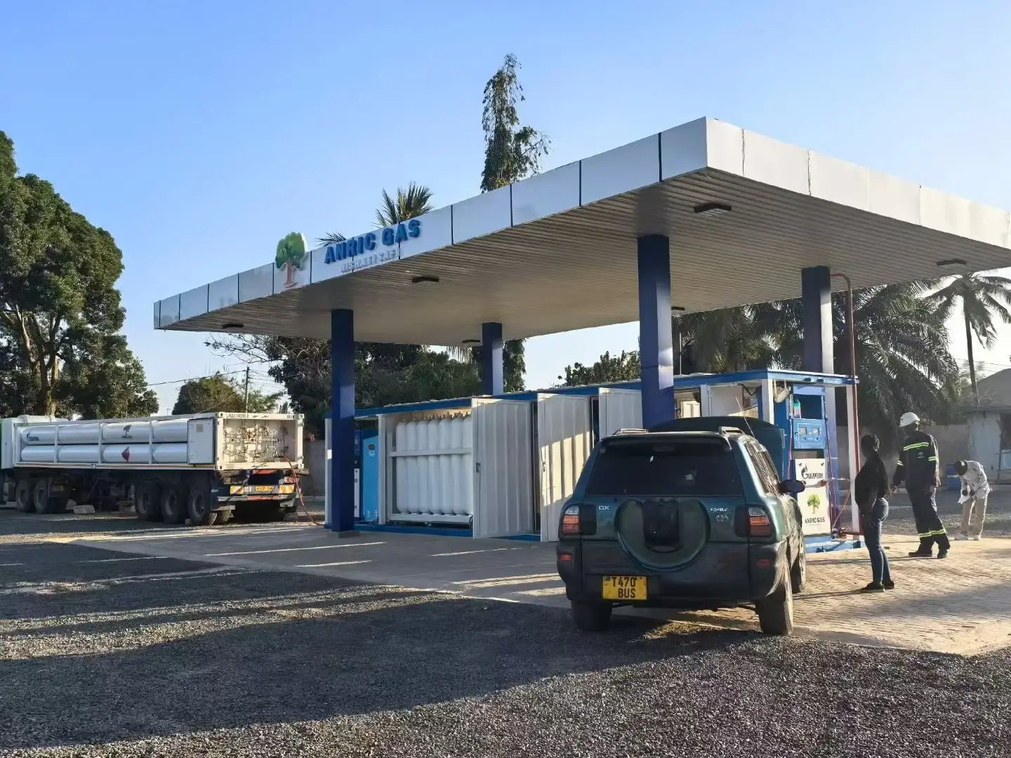 Compressed natural gas refueling station