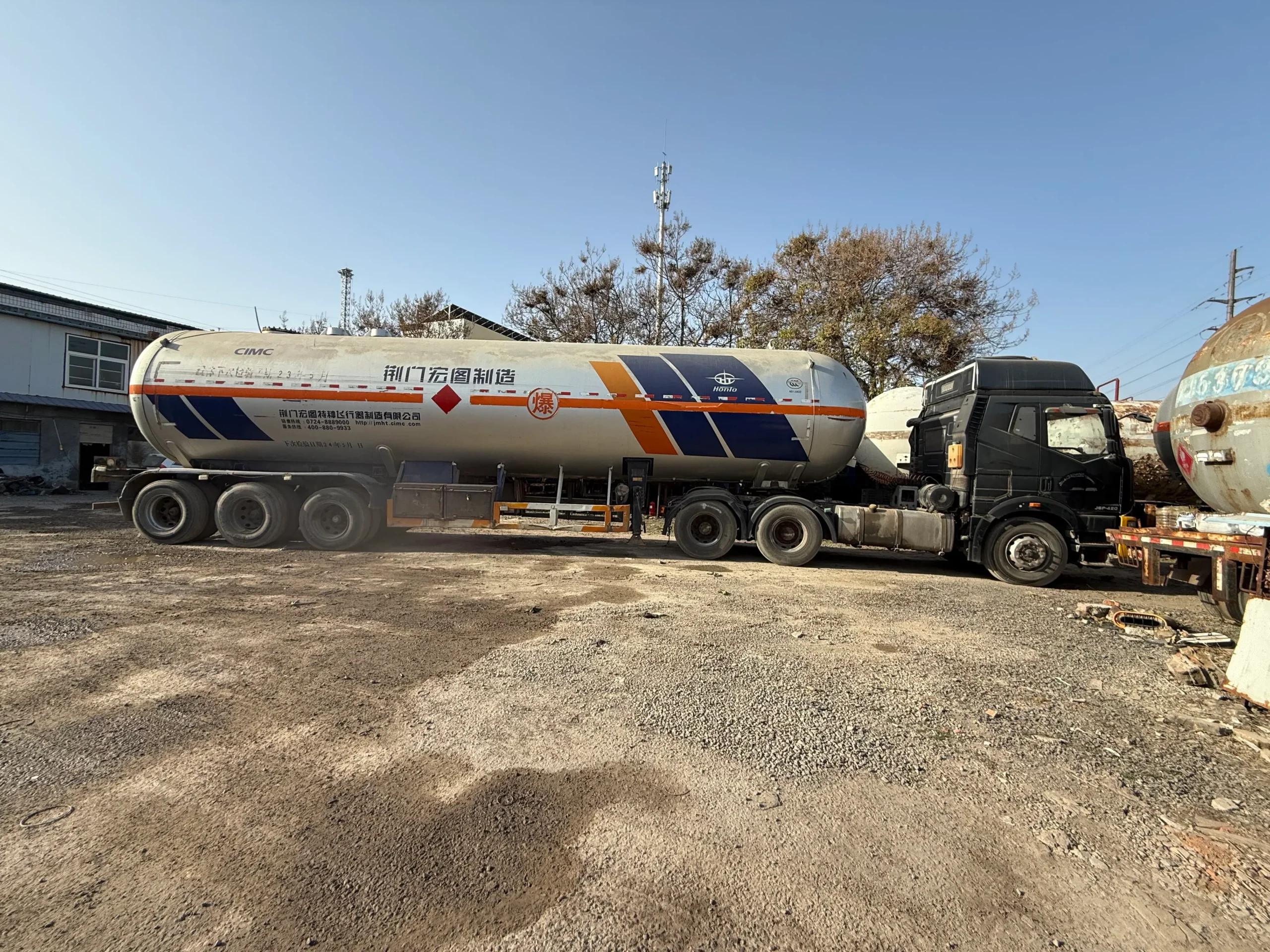 Cryogenic storage tank