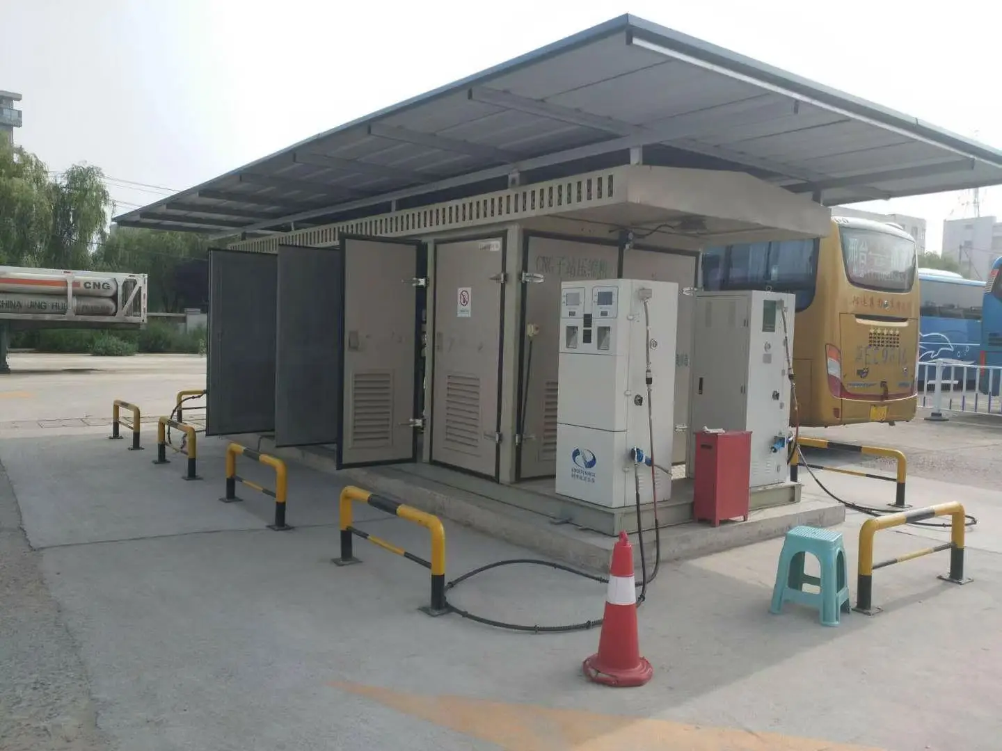 Compressed natural gas refueling station