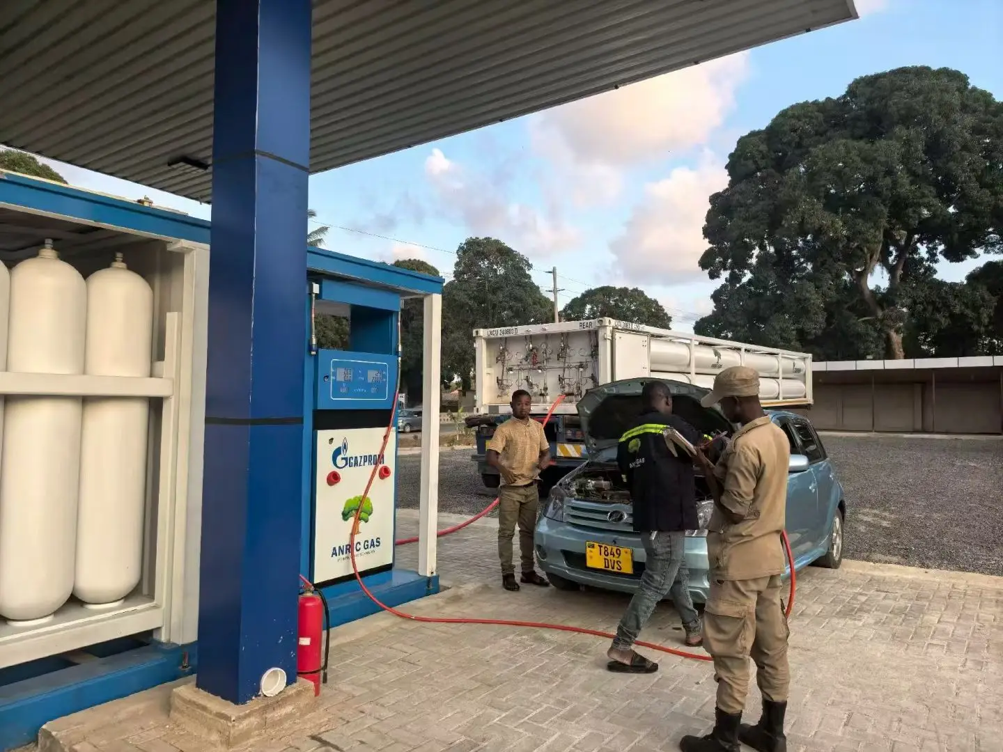 Compressed natural gas refueling station