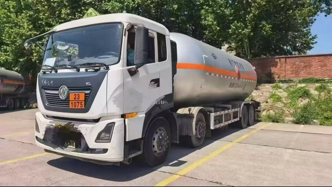 Cryogenic storage tank