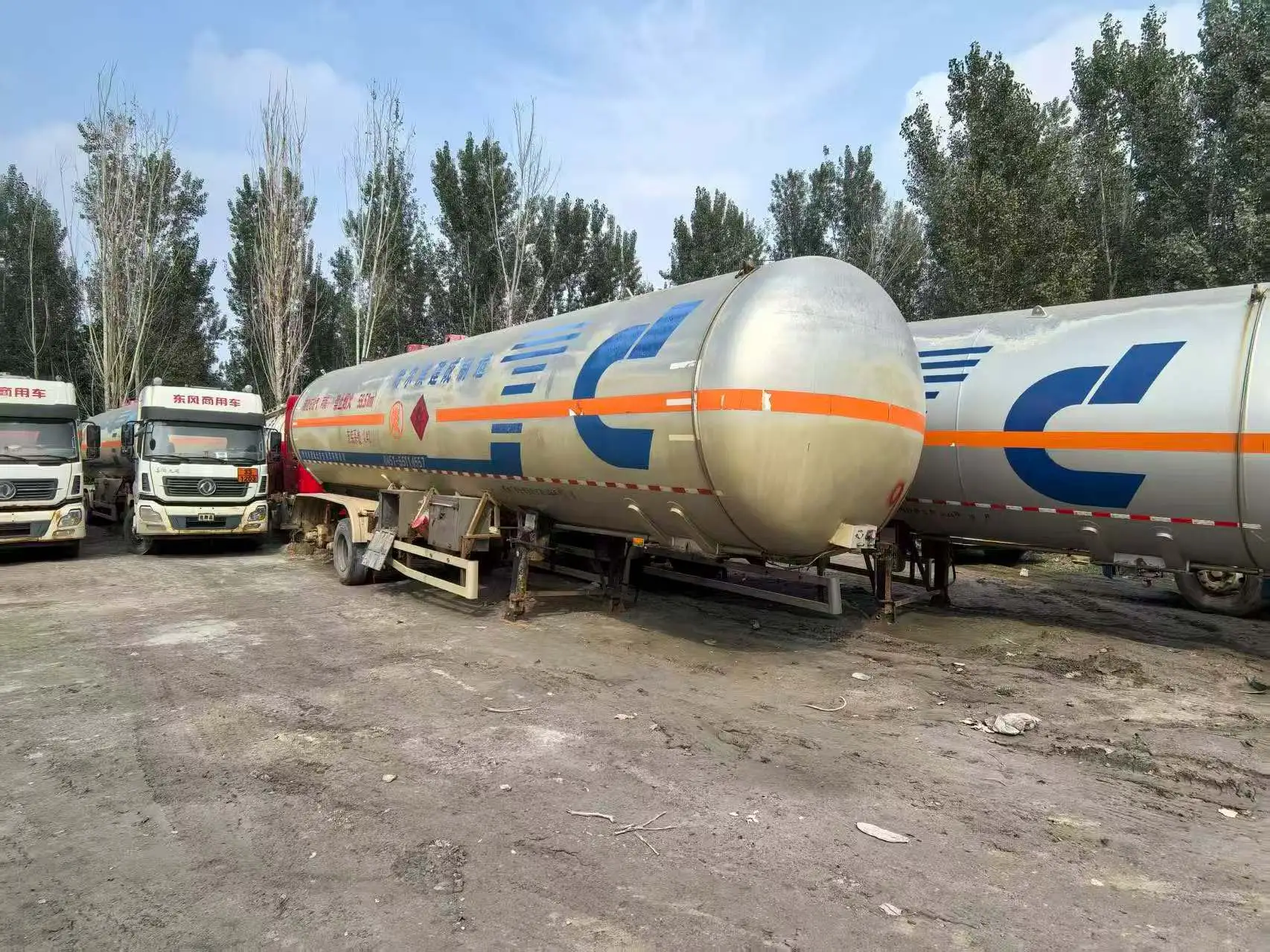 Cryogenic storage tank