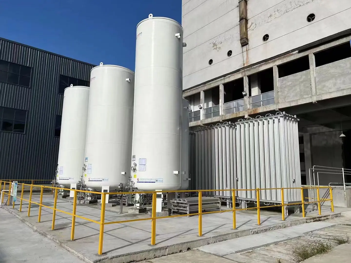 Cryogenic storage tank