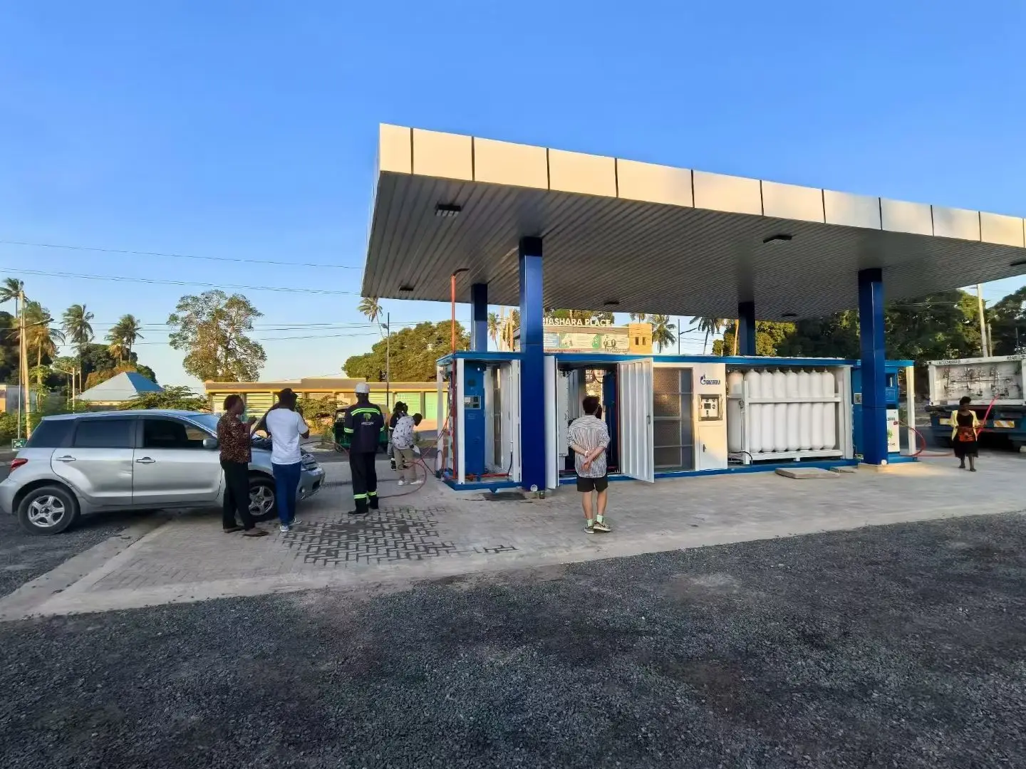 Compressed natural gas refueling station