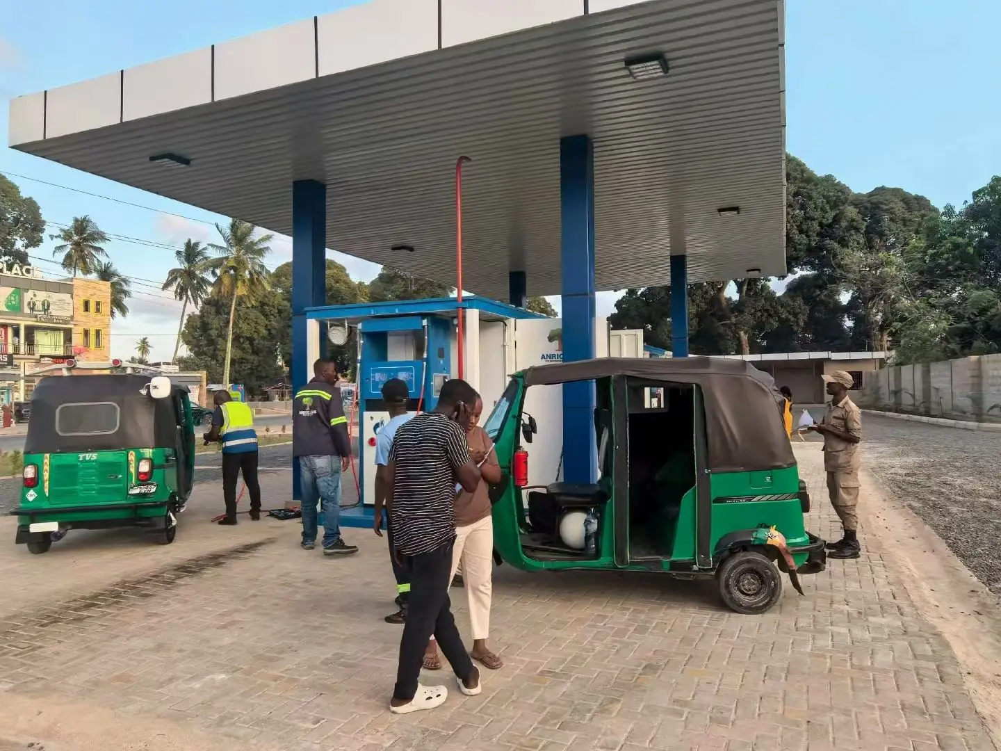 Compressed natural gas refueling station